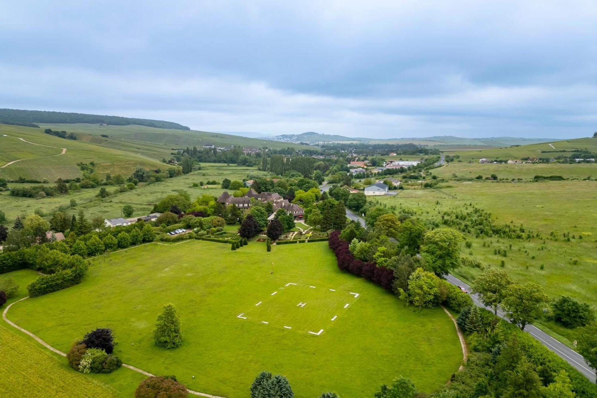 Hostellerie Briqueterie & Spa Champagne Vinay  Exterior photo Aerial view of the village